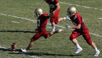 巴萨发布国家德比预热海报，费兰、费尔明与佩德里领衔，青春风暴能否撼动世纪之战？